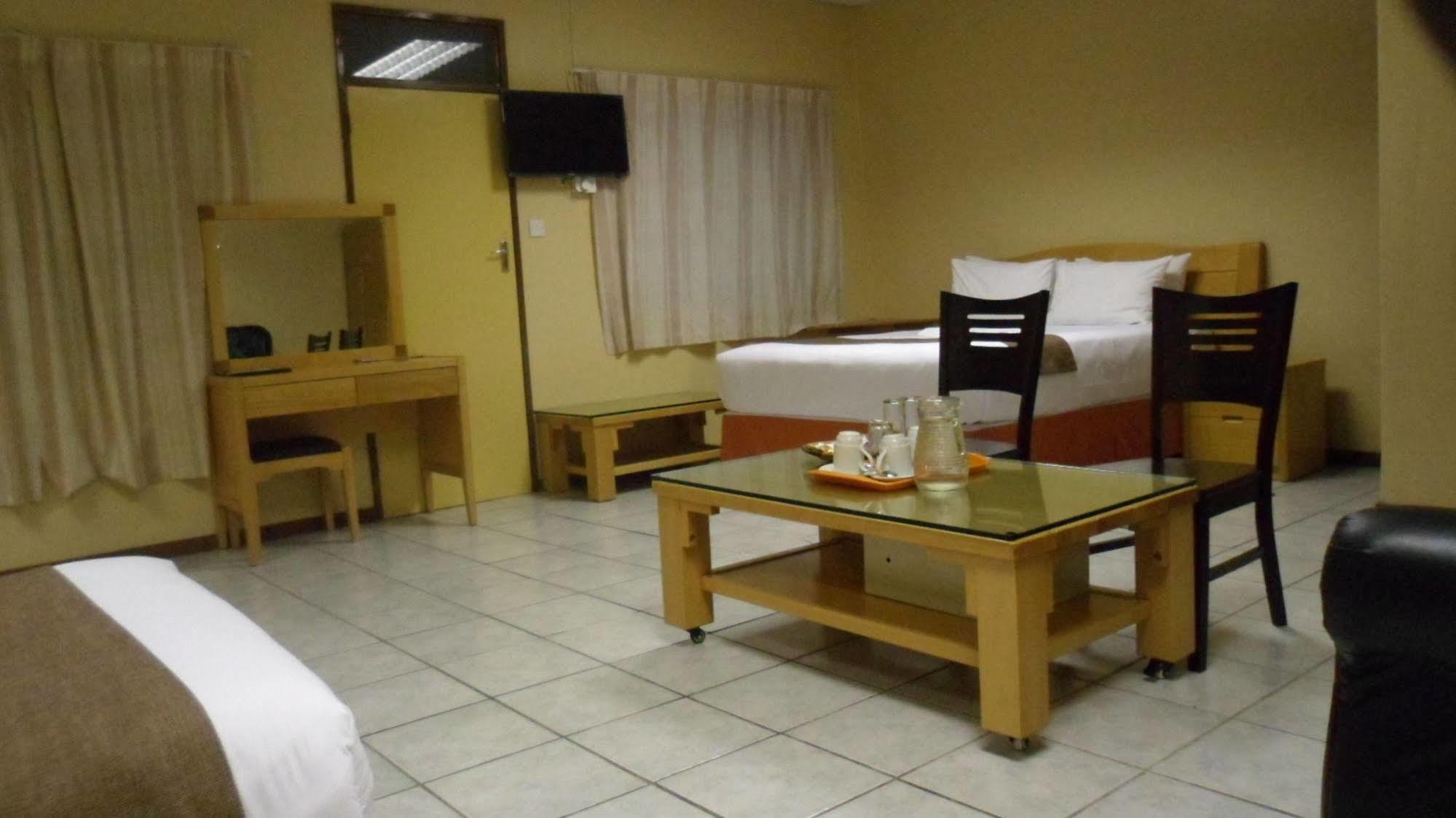 Centre Lodge Maun Luaran gambar